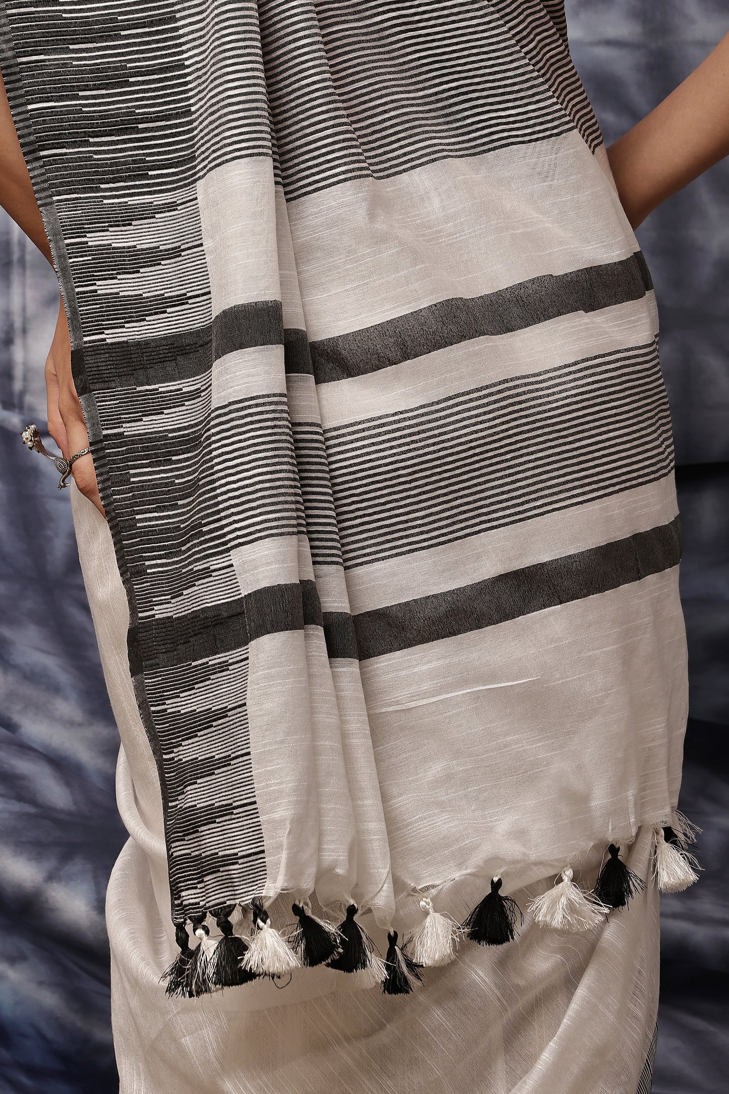 Handloom Saree-Black N White Temple Border