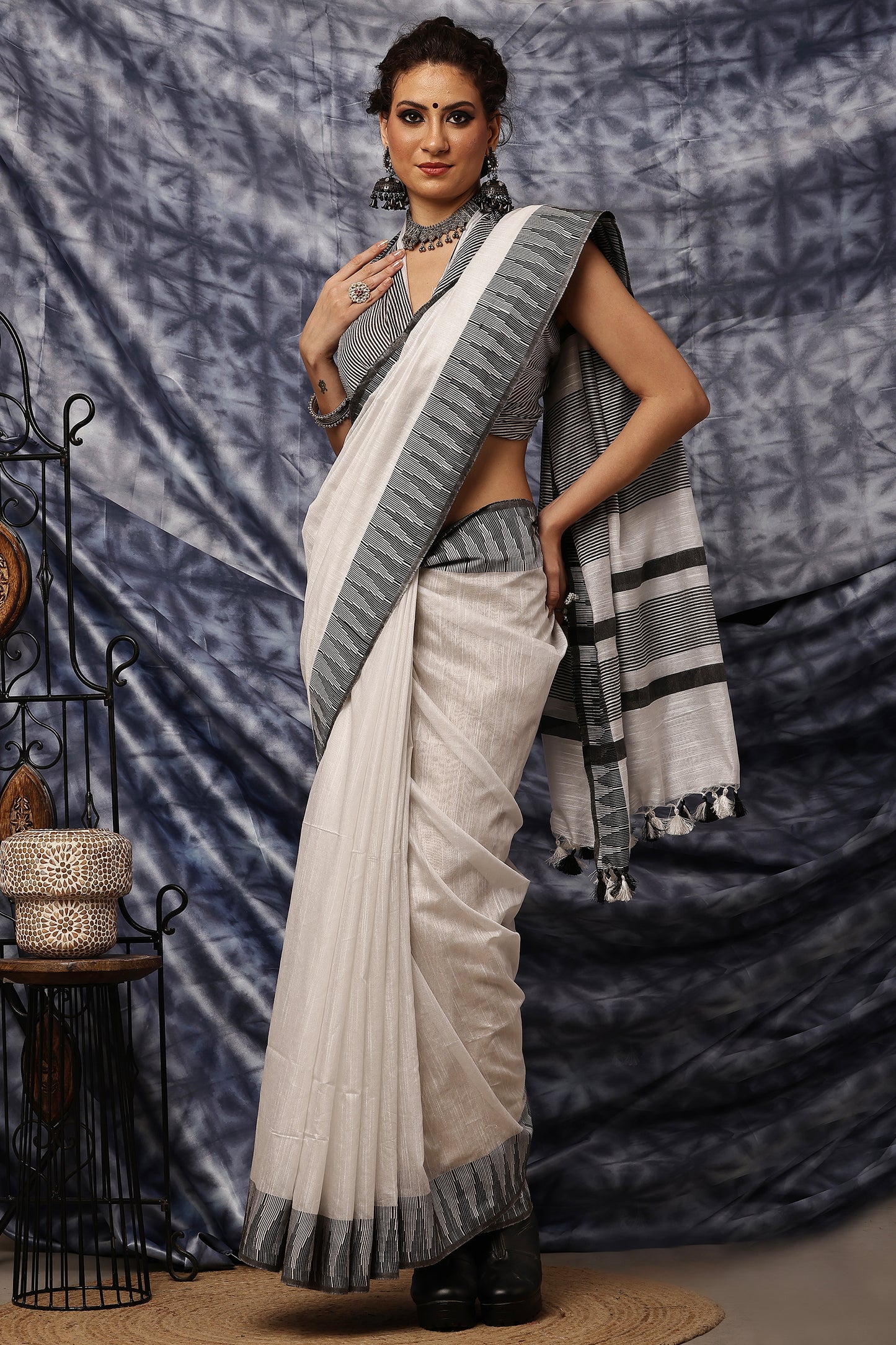 Handloom Saree-Black N White Temple Border