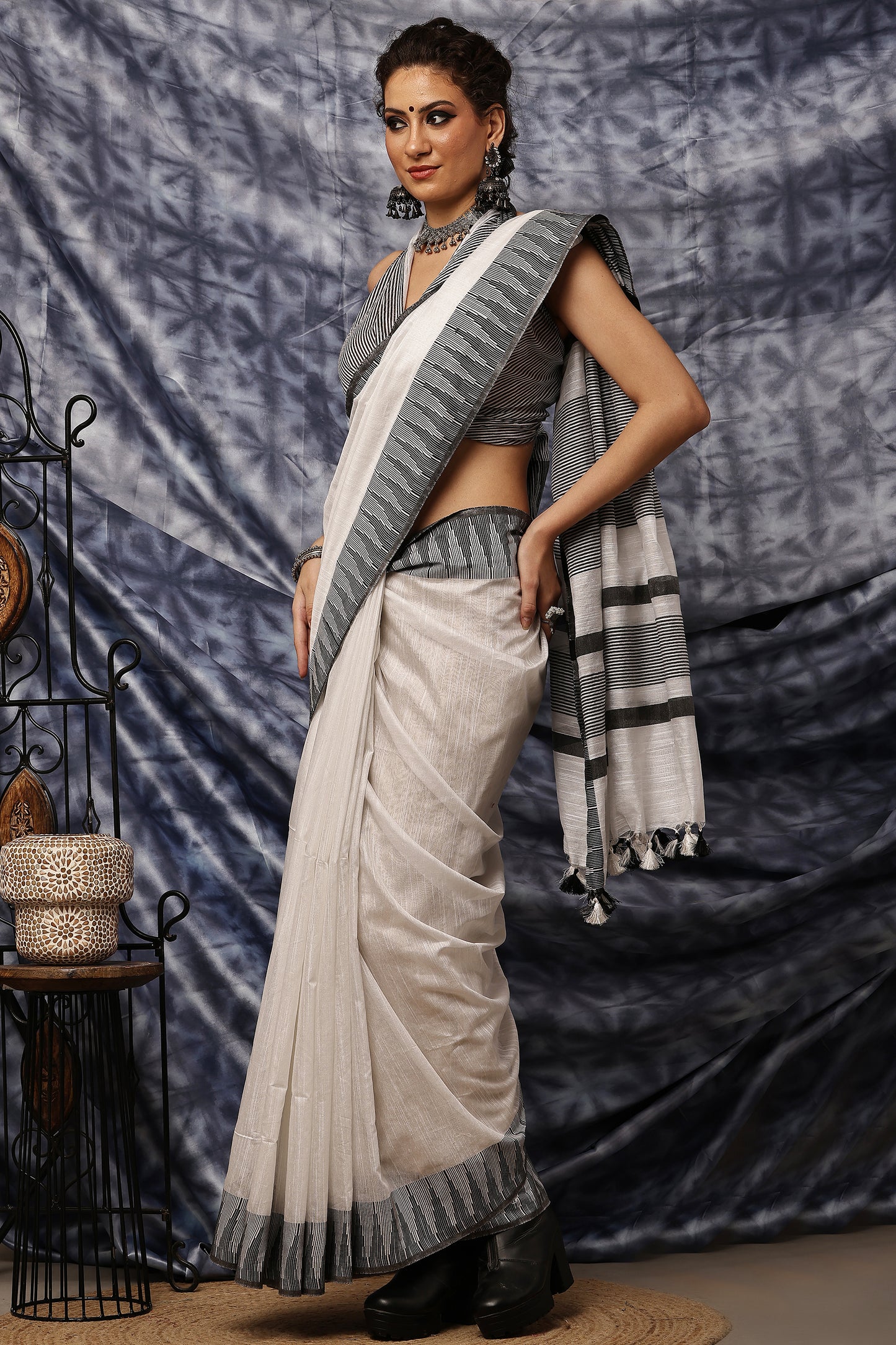 Handloom Saree-Black N White Temple Border